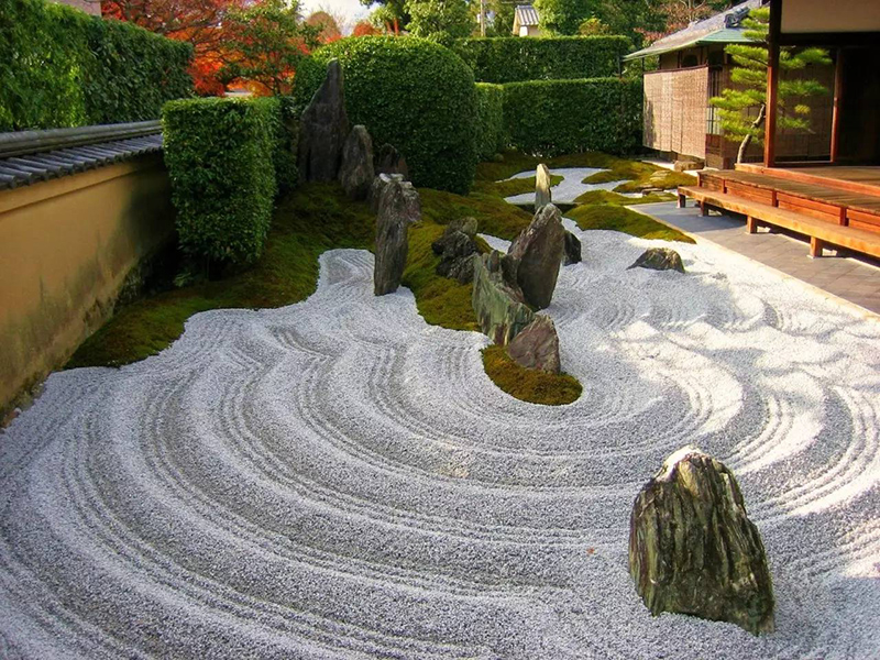 Vườn khô Karesansui được sắp đặt mang tính biểu tượng.