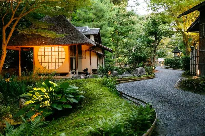 Sân vườn phong cách Nhật Bản đề cao sự tối giản, cân bằng và tĩnh tại.