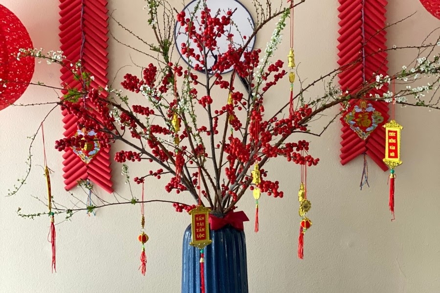 Cắm đào trong chậu kiểng hoặc lọ hoa nghệ thuật