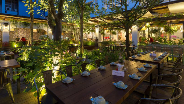 Nhà hàng sân vườn hút khách nhờ không gian xanh và thư giãn.