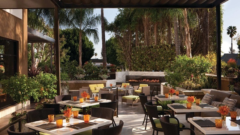 Mẫu thiết kế nhà hàng sân vườn hiện đại tối giản