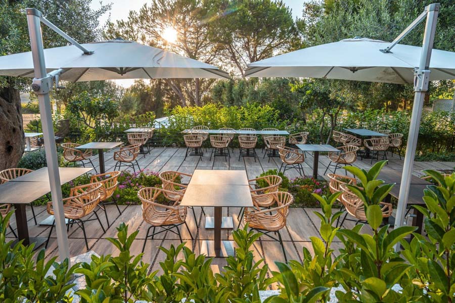 Mẫu thiết kế nhà hàng sân vườn phong cách resort