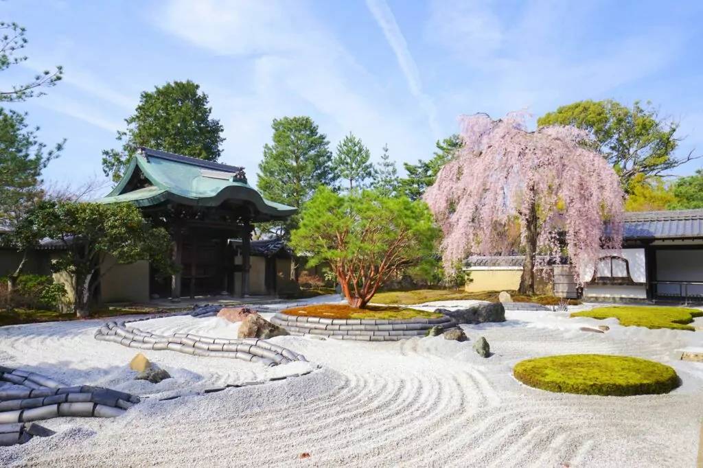 Vườn khô Nhật Bản hình thành từ văn hóa Thiền của Nhật Bản.