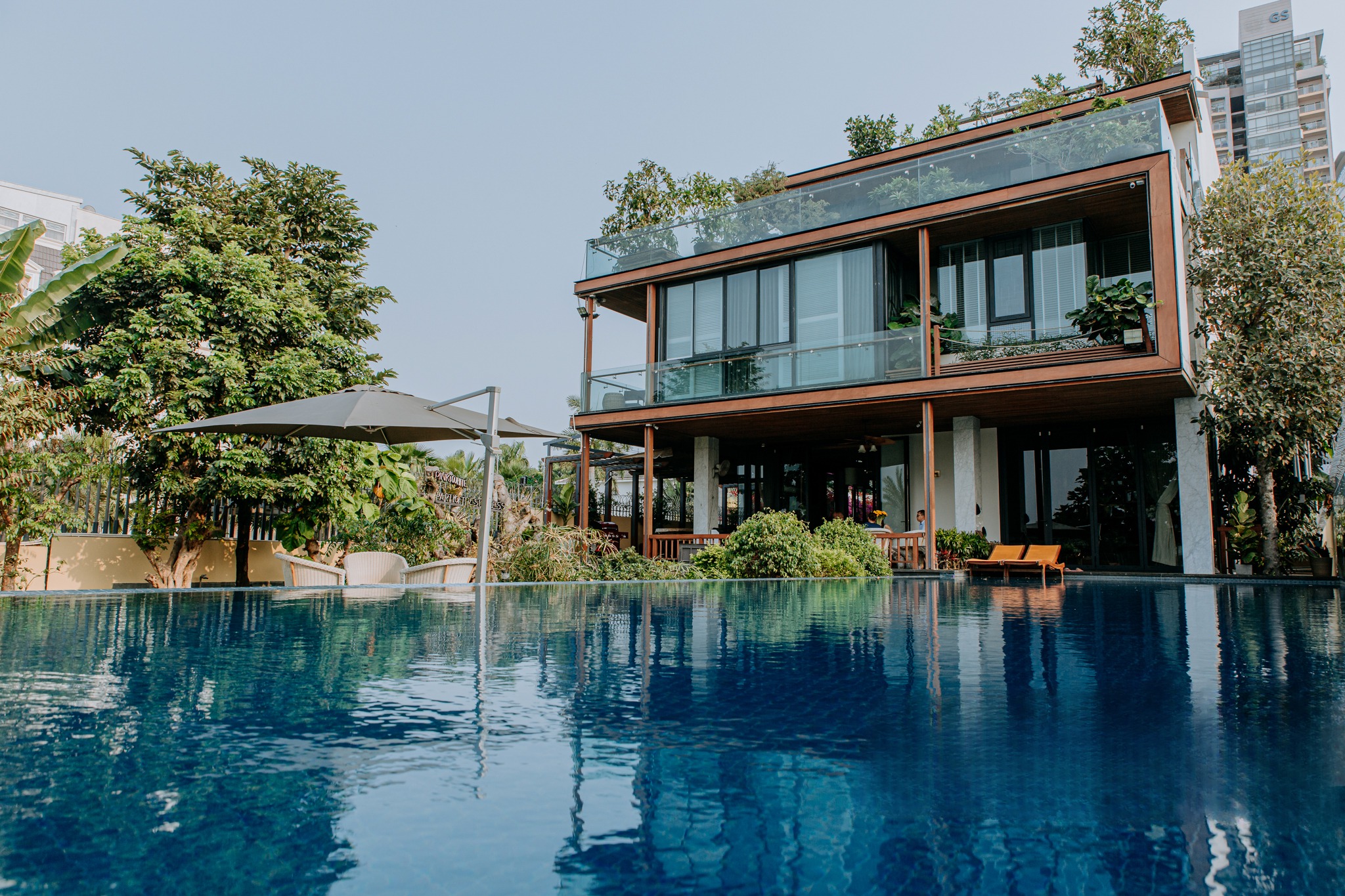 Sân vườn biệt thự có hồ bơi