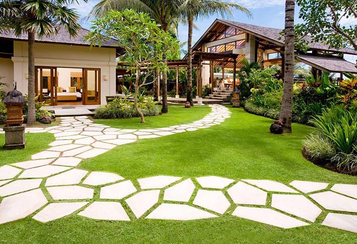 Sân vườn biệt thự với đồi cỏ & lối dạo sỏi uốn lượn