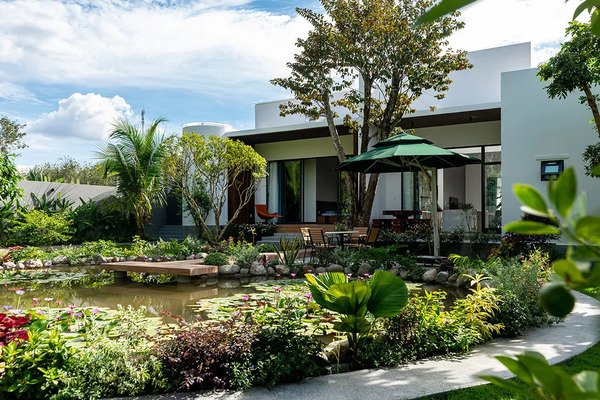 Sân vườn biệt thự bền vững thân thiện với hồ nước, cây trồng trên cạn và dưới nước tạo nên sự hài hòa sinh thái