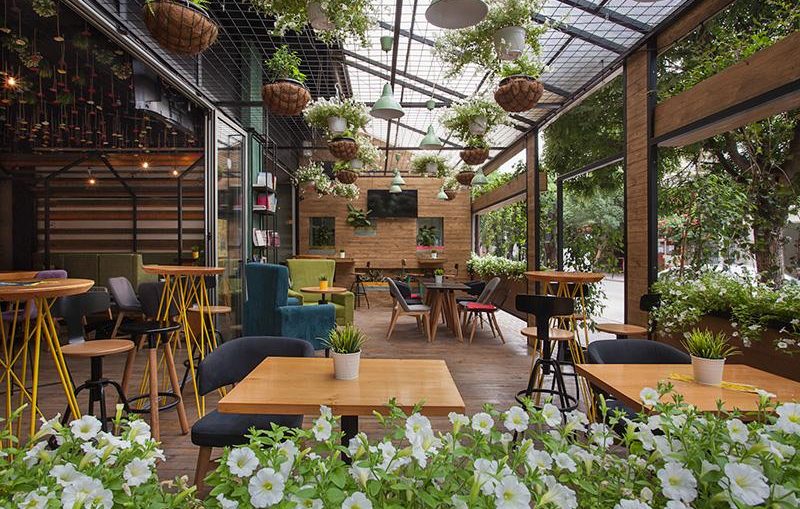Thiết kế quán cafe sân vườn là mô hình quán cafe kết hợp không gian xanh.