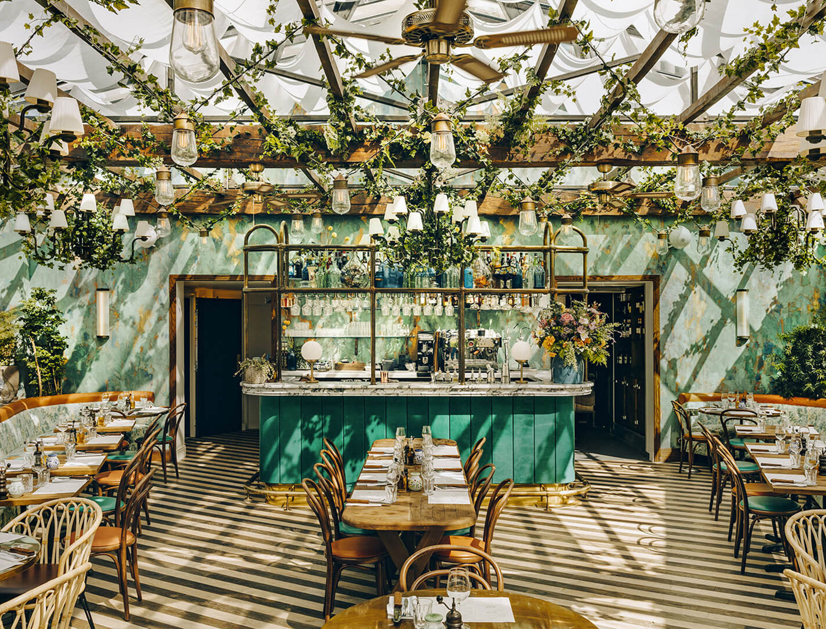 Thiết kế quán cafe sân vườn phong cách Vintage