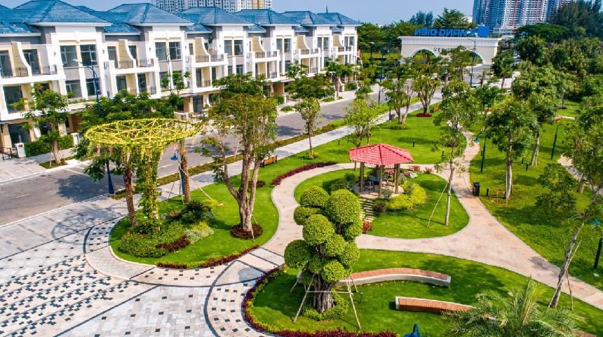 Công việc chăm sóc cảnh quan cây xanh cho bệnh viện