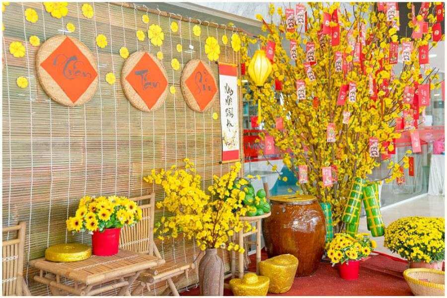 Layout trang trí sảnh Tết cần ưu tiên sự hài hòa, gọn gàng và phù hợp không gian sảnh.