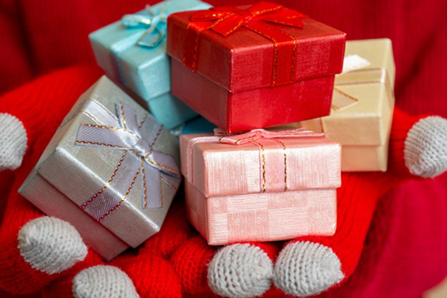 Trang trí bằng hộp quà mini và nơ lụa