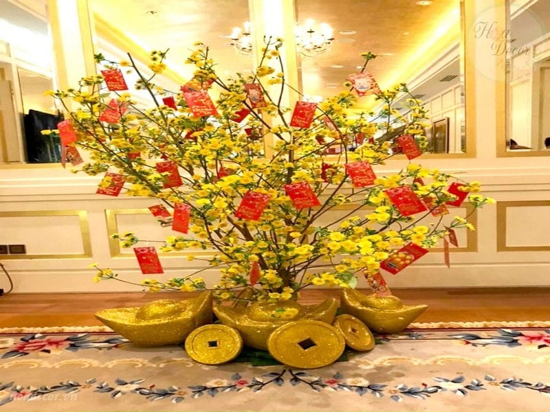 Dây đồng tiền và thỏi vàng tượng trưng cho tài lộc và thịnh vượng đầu năm.