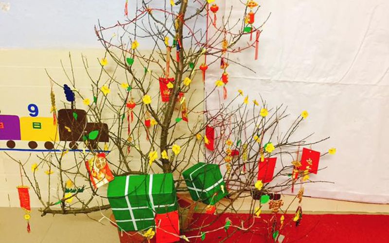 Mô hình bánh chưng, bánh tét giúp cây mai thêm đậm nét Tết truyền thống.