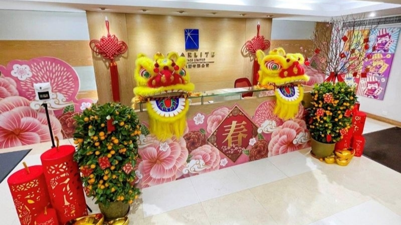 Quầy lễ tân và cổng chào Tết đồng bộ tạo ấn tượng chỉn chu, chuyên nghiệp.