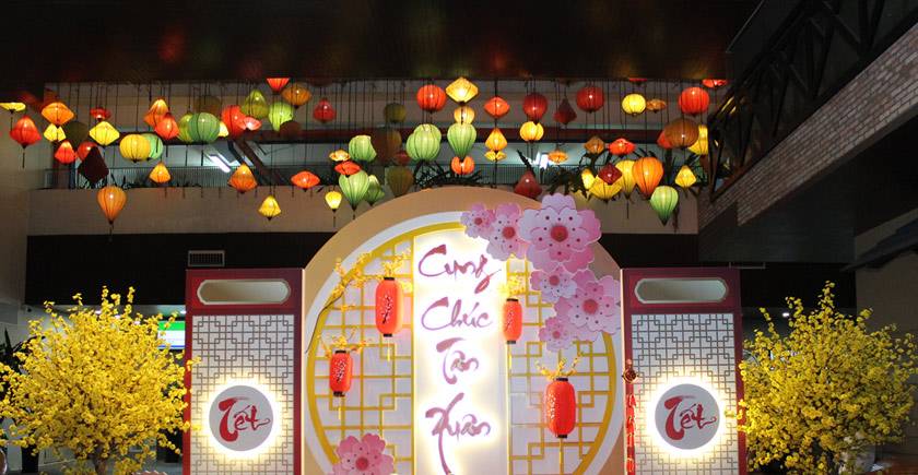 Đèn lồng kết hợp đèn LED giúp sảnh Tết lung linh và nổi bật về đêm.