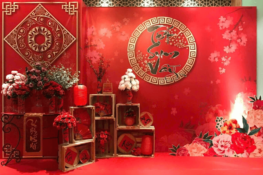 Backdrop Tết chủ đề Xuân giúp sảnh chung cư nổi bật và đậm không khí năm mới.