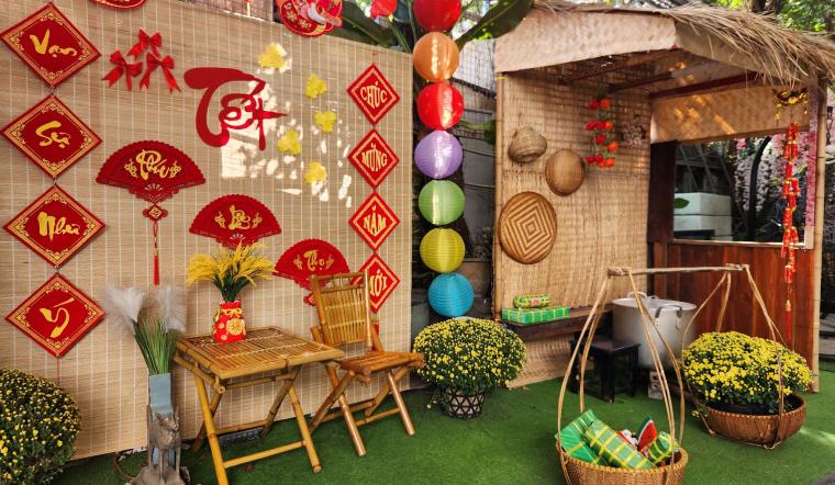 Tiểu cảnh Tết hiện đại tạo điểm nhấn tinh tế, gọn gàng cho không gian sảnh.