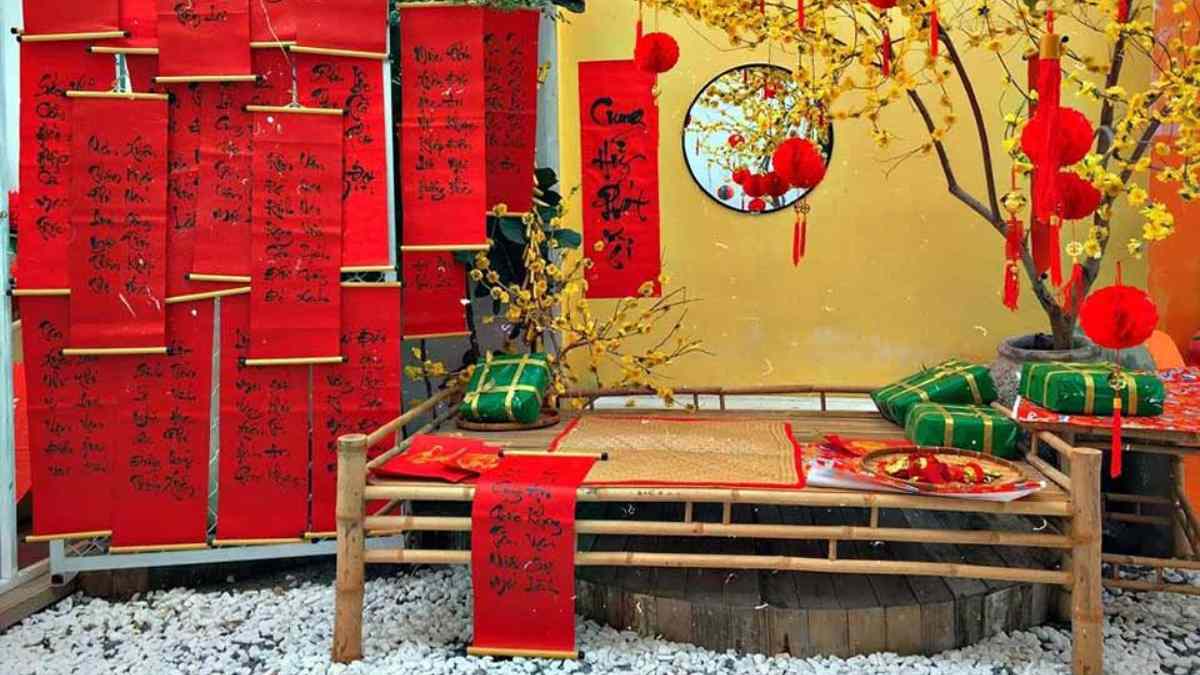 Mành tre, vật liệu mộc mang lại vẻ đẹp mộc mạc và thân thiện cho sảnh Tết.