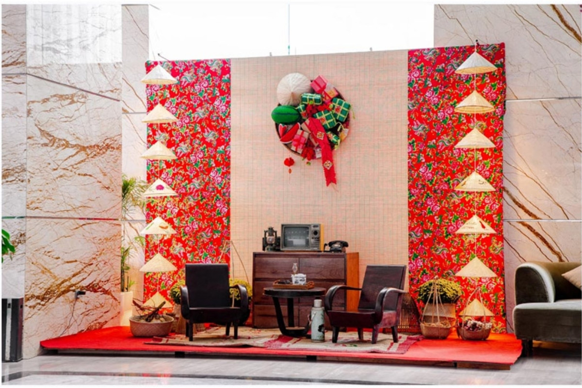 Trang trí sảnh Tết chung cư năm 2026 giúp tạo không khí Tết, mang lại may mắn.